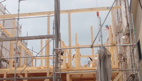 注文住宅ー木造在来工法での建方工事の2階柱施工写真