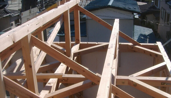 注文住宅ー木造在来工法での建方工事の小屋組み施工写真