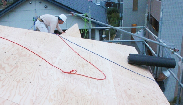 注文住宅ー木造在来工法での建方工事の屋根野地板施工写真
