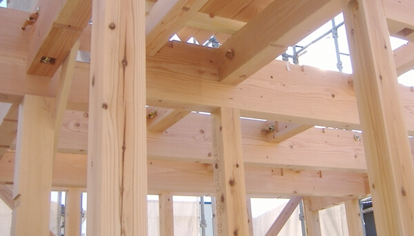 注文住宅ー木造在来工法での建方工事の1階梁施工写真