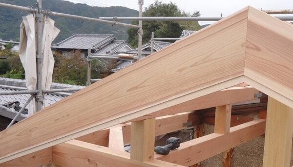 木造在来軸組工法の木工事での屋根の軒下・破風下地の施工