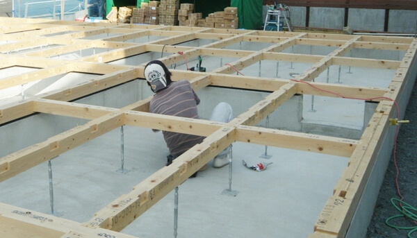 注文住宅ー木造在来工法での建方工事の土台敷き写真