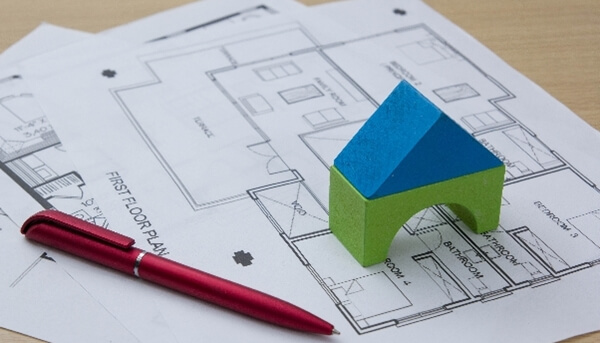 住宅会社の実力を見極めるために仕様書と設計図面を確認中